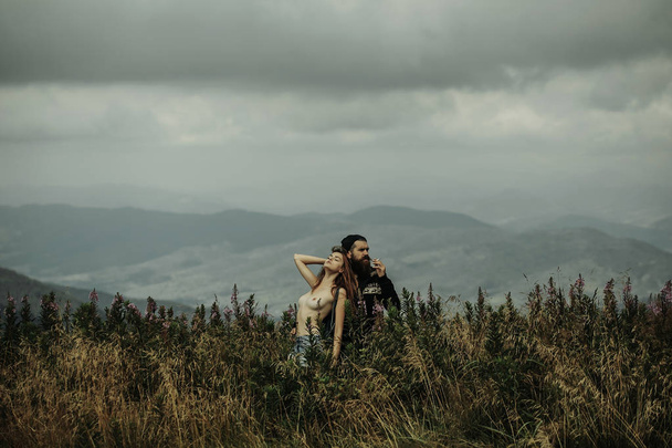 Romantic couple on mountain top - Φωτογραφία, εικόνα