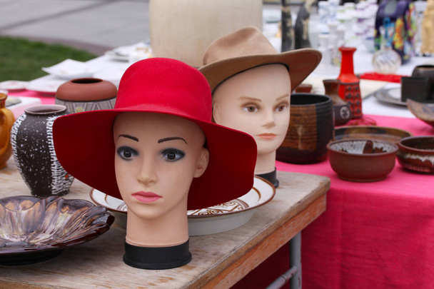 Сцена з блошиний ринок, де люди продати і купити використовували капелюхи іграшки, одяг, зображення, кухонні вироби та інші марочні речі - Фото, зображення