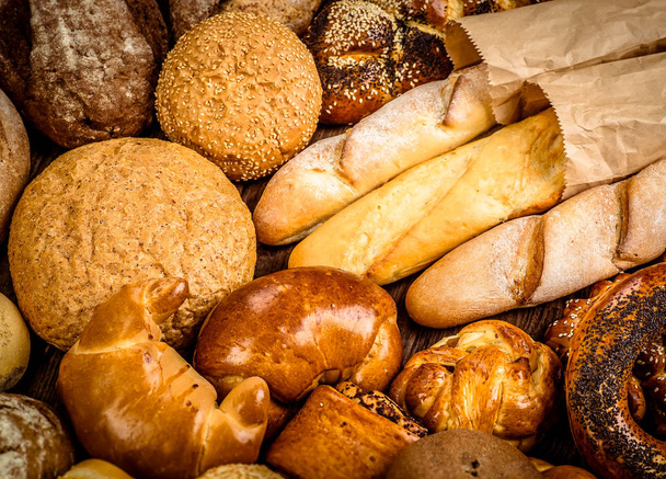 テーブルの上に新鮮な香りのパン。食のコンセプト - 写真・画像