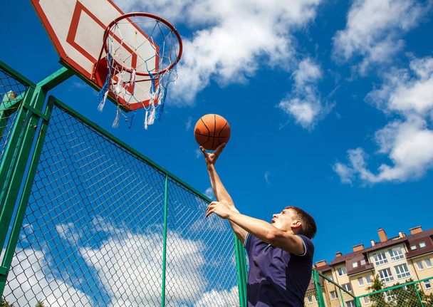 Joven jugando baloncesto - Foto, Imagen