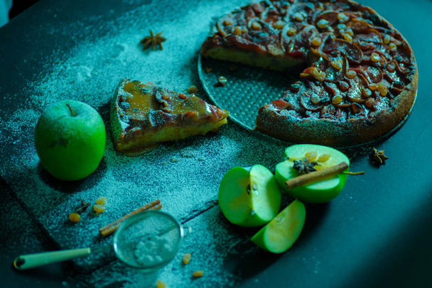 Jablečný koláč s karamelovou smetanou na černý stůl - Fotografie, Obrázek