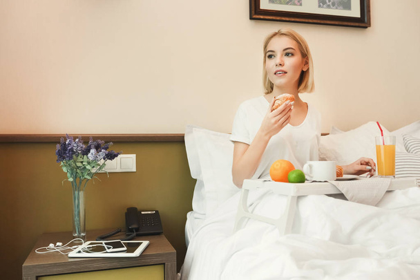 Beautiful young woman having breakfast - Foto, Bild