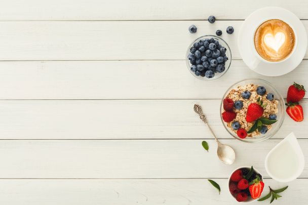 Zdrowe i smaczne śniadanie na biały drewno, top view - Zdjęcie, obraz