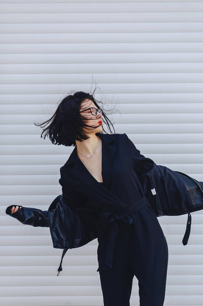 привлекательная девушка в черной кожаной куртке на светлом фоне
 - Фото, изображение