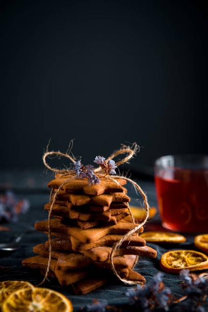 Tied stack of star shaped gingerbread cookies. - Foto, Imagen