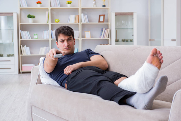 Man with broken leg recovering at home - Fotografie, Obrázek