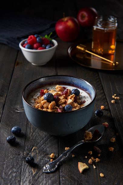 Healthy breakfast. Fresh granola, muesli with yogurt, blueberrie - Foto, imagen