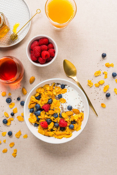 Corn flakes with yogurt, almonds, blueberries, raspberries and c - Φωτογραφία, εικόνα