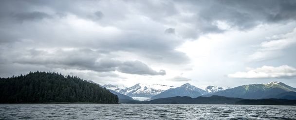 soyut bulutlu waterscape ve dağ silsilesi içinde Alaska - Fotoğraf, Görsel