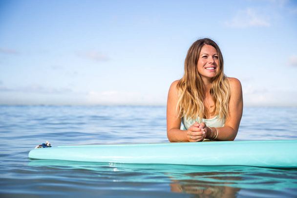 Athlete chilling on her paddle board in Hawaii - Фото, изображение