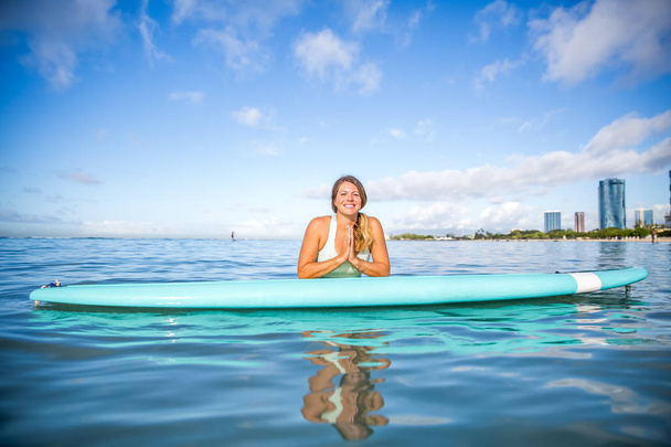 Athlete in gratitude on her paddle board in Hawaii - Φωτογραφία, εικόνα