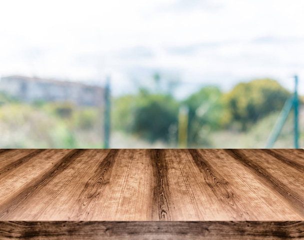 Drewniany stół puste zarządu przed niewyraźne tło Może być  - Zdjęcie, obraz