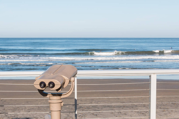 観光都市のソラナ ビーチにフレッチャー コーブ ビーチ パーク、カリフォルニア州、サンディエゴ郡の海を見渡す双眼鏡. - 写真・画像
