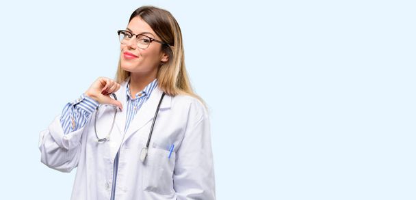 Mujer doctora joven, profesional médico orgulloso, excitado y arrogante, señalando con cara de victoria
 - Foto, Imagen