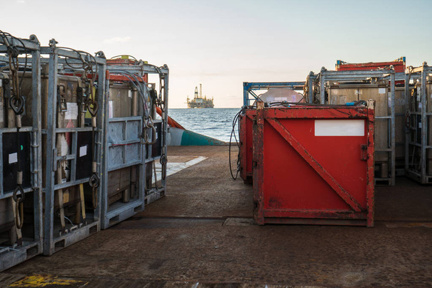 offshore levering boot levert lading aan tuig olieplatform - Foto, afbeelding