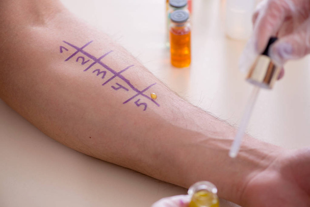 Teste médico reação alérgica do paciente no hospital - Foto, Imagem