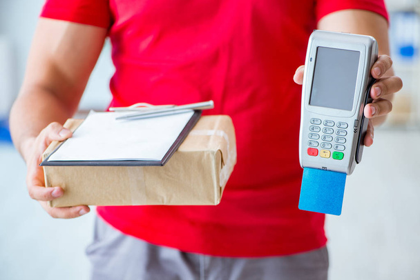 Livraison de colis en cours de paiement avec pos et carte de crédit - Photo, image