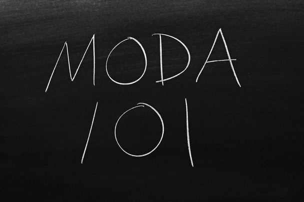 The words Moda 101 on a blackboard in chalk.  Translation: Fashion 101 - Foto, afbeelding