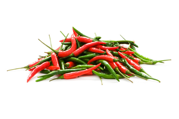 piros és zöld chili paprika, elszigetelt - Fotó, kép