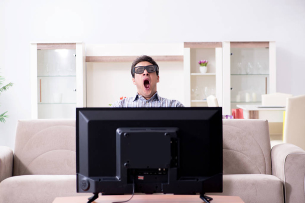 Muž sledující 3D televizi doma - Fotografie, Obrázek