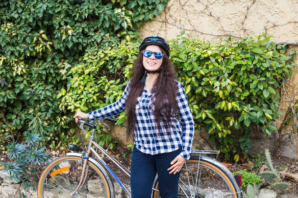 Şehir Parkı Bisiklet tutan gülümseyen genç kadın - Fotoğraf, Görsel