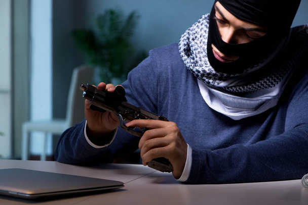 Терористичний грабіжник з пістолетом з проханням викупу грошей
 - Фото, зображення