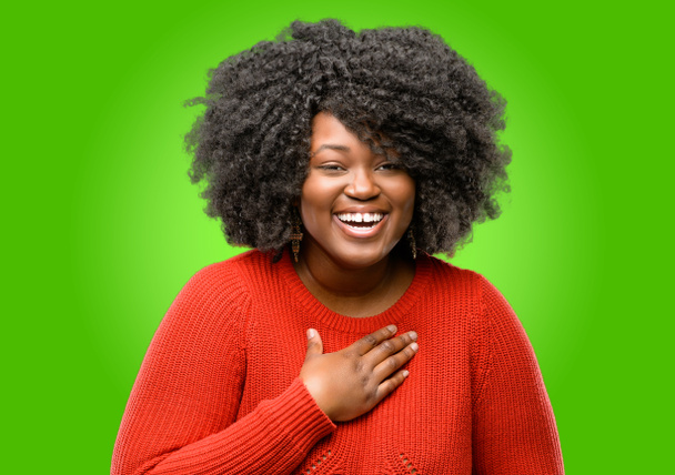 Piękna kobieta Afrykańska pewnie i szczęśliwie, z duży naturalny uśmiech śmiech - Zdjęcie, obraz