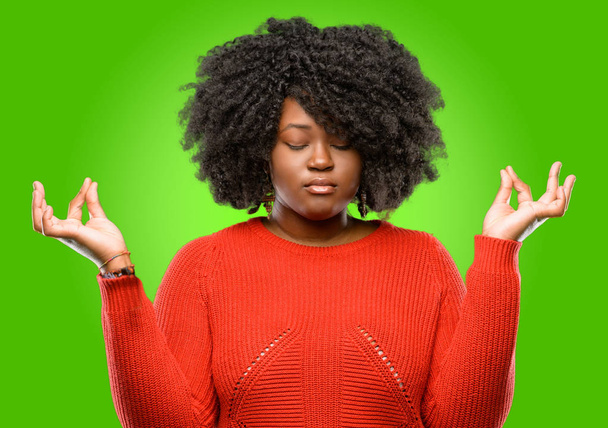 Bella donna africana facendo gesto segno ok con entrambe le mani esprimendo meditazione e relax
 - Foto, immagini