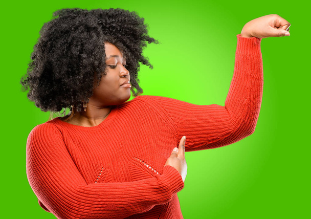 Belle femme africaine pointant biceps exprimant la force et le concept de gymnase, vie saine son bon
 - Photo, image