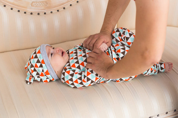 Bébé garçon nouveau-né mignon dans la chambre ensoleillée
 - Photo, image