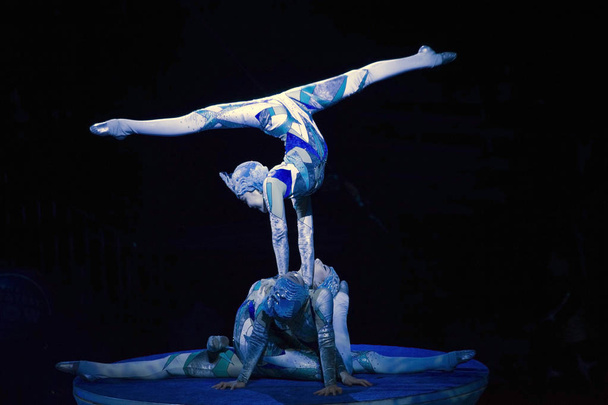 Female contortionists performing at Barclays Center for Ringlin - Foto, Imagen