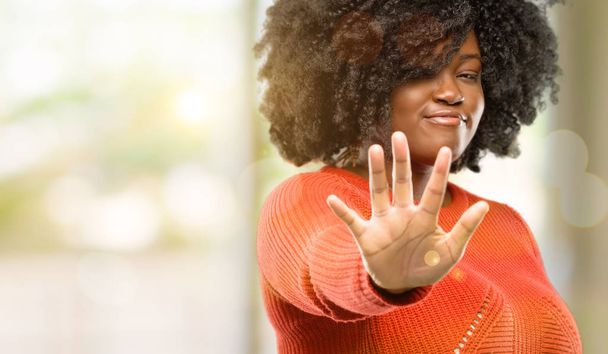 Mulher africana bonita levantando o dedo, é o número cinco, ao ar livre
 - Foto, Imagem