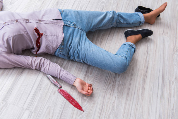 Martwa kobieta na podłodze po popełnieniu samobójstwa. - Zdjęcie, obraz