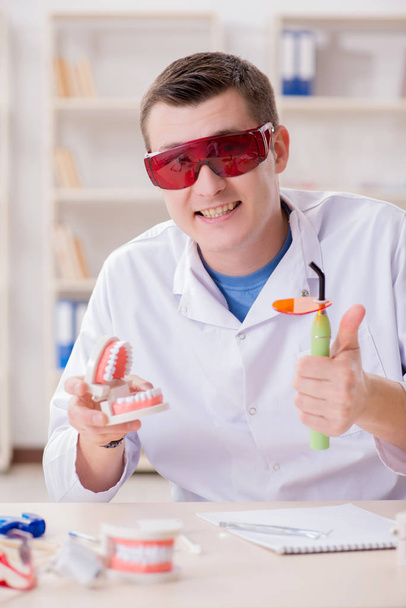 Hammaslääkäri työskentelee hammasimplantti lääketieteellisessä laboratoriossa - Valokuva, kuva