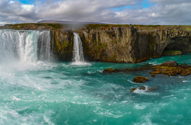 Godafoss, islandzki wodospad. położony na północ od isla - Zdjęcie, obraz