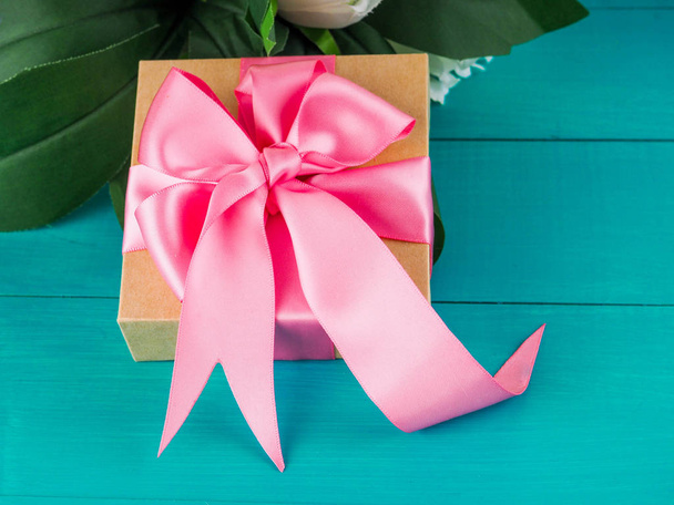 Pieni lahjapakkaus koristeltu nauha ja kukka, Kaunis romanttinen lahjapakkaus puulle
 - Valokuva, kuva
