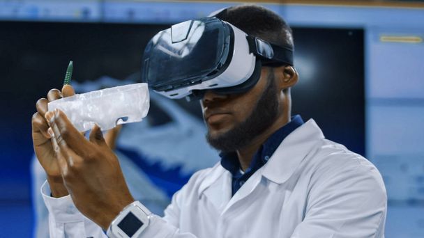 Scientifique utilisant des lunettes VR pour l'exploration
 - Photo, image