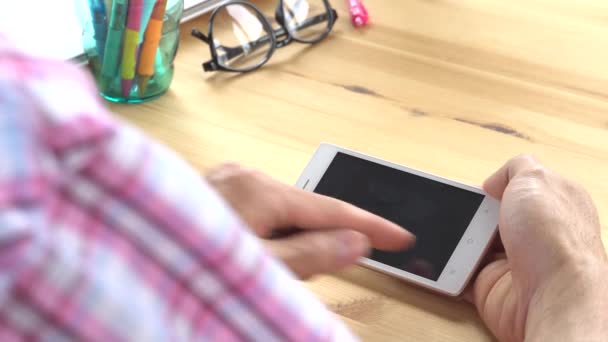 Homme d'affaires en rose Scott chemise diapositive et zoom et écran tactile de Smartphone horizontal dans la vue épaule bureau à domicile. Petites entreprises ou entreprises en démarrage. Salut résolution séquences 4K 3840x2160
 - Séquence, vidéo