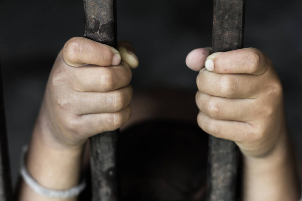 insan ticareti, kurbanı bir çelik kafes, kaçırılan eksik, rehine, insan ticareti ve şiddet kavramı içinde hapse çocuktum - Fotoğraf, Görsel
