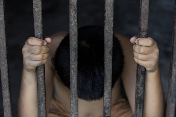 Due bambini in gabbia con tristi e disperati, vittime della tratta di esseri umani, violenza contro i bambini
 - Foto, immagini
