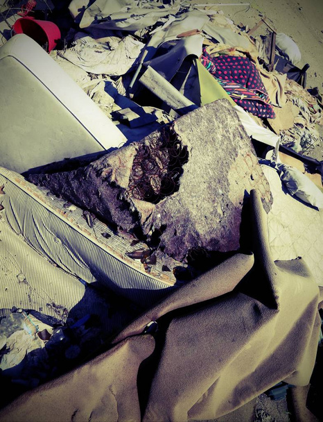 τα στρώματα και τα ενδύματα στο εγκαταλελειμμένο καταφύγιο αστέγων με v - Φωτογραφία, εικόνα