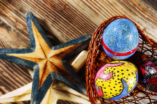                                Ovo de Páscoa colorido em uma cesta de coração e Starfish
 - Foto, Imagem