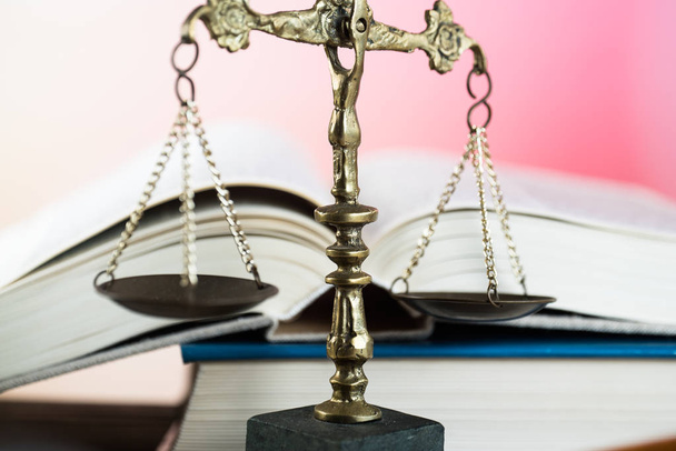 Σύμβολο του νόμου και της δικαιοσύνης. Έννοια του νόμου και της δικαιοσύνης. Κλίμακες της δικαιοσύνης - Φωτογραφία, εικόνα