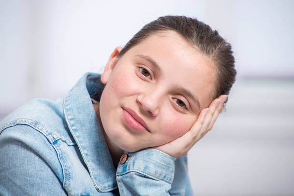 Portret van mooie jonge tiener meisje - Foto, afbeelding