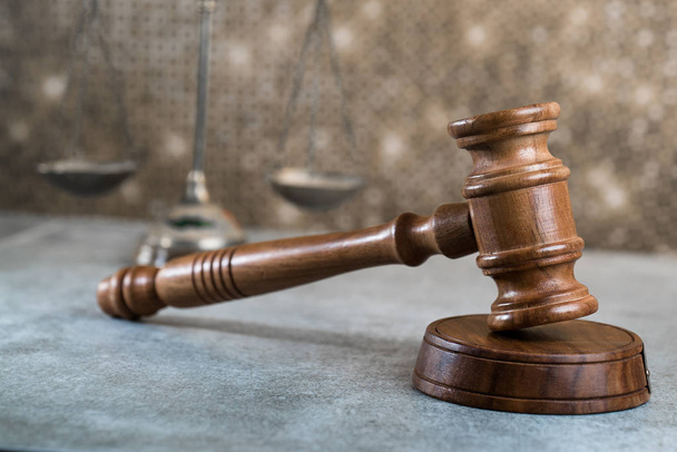 Концепция права и справедливости, молоток судьи, деревянный молоток
 - Фото, изображение