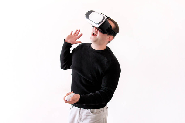 着て、白い背景の上のデバイス仮想現実の眼鏡でモバイル ゲーム アプリを遊んでも. します。オフィス アクションと仮想ヘッドセット] ボックスでを使用してビジネスの男性。現代的な技術の概念. - 写真・画像