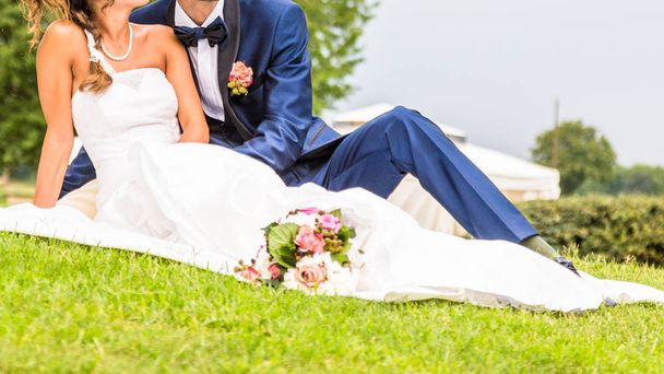 svatební polibek, nevěsta a ženich líbat - Fotografie, Obrázek