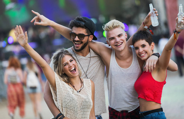 Ευτυχισμένοι νέοι φίλοι διασκεδάζουν στο μουσικό φεστιβάλ - Φωτογραφία, εικόνα