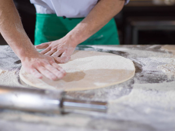 chef preparing dough for pizza - Foto, Imagem