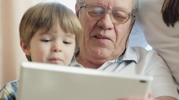 Isoisä käyttää digitaalista tablettia
 - Materiaali, video